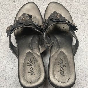 Women’s Dexflex Grey flowered sandals. Size 7.